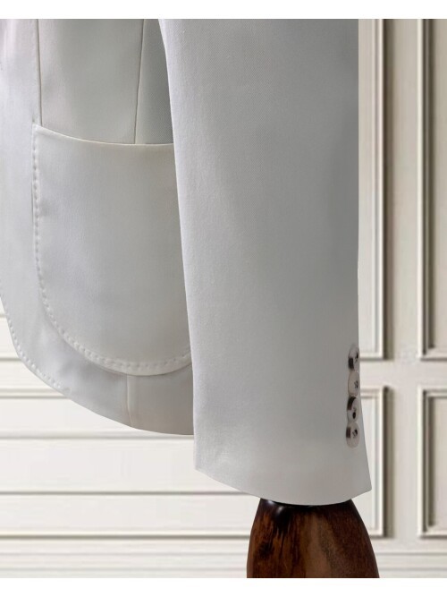 White Peak Lapel Men’s Suit with Patch Pockets