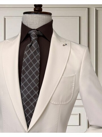 White Peak Lapel Men’s Suit with Patch Pockets